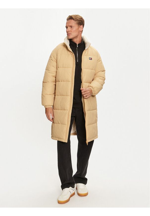 Tommy Jeans Płaszcz zimowy DM0DM20604 Beżowy Regular Fit. Kolor: beżowy. Materiał: syntetyk. Sezon: zima