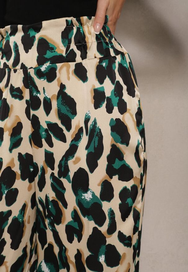 Renee - Zielono-Beżowe Panterkowe Spodnie o Szerokim Kroju Paper Bag High Waist Saliandra. Okazja: na co dzień, na imprezę, na spacer. Stan: podwyższony. Kolor: zielony. Materiał: jedwab. Długość: do kostek. Wzór: motyw zwierzęcy. Styl: elegancki, casual