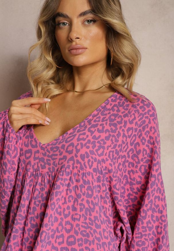 Renee - Fuksjowa Bawełniana Sukienka Trapezowa Zakończona Gumką przy Rękawach Vesivia. Kolor: różowy. Materiał: bawełna. Sezon: lato. Typ sukienki: trapezowe