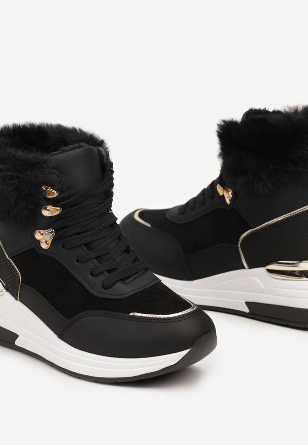 Renee - Czarne Futerkowe Sneakersy na Koturnie z Metalicznymi Wstawkami Kaithrin. Kolor: czarny. Materiał: dzianina. Obcas: na koturnie. Wysokość obcasa: średni