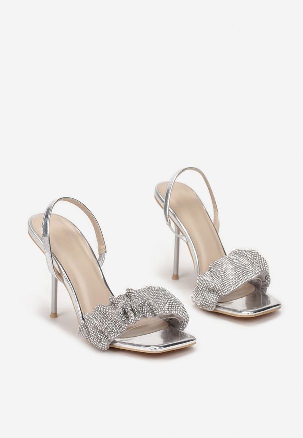 Renee - Srebrne Sandały Auxithoe. Nosek buta: otwarty. Zapięcie: pasek. Kolor: srebrny. Styl: glamour