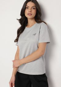 Born2be - Jasnoszary T-shirt o Klasycznym Kroju z Ozdobnym Haftem Galerrena. Okazja: na co dzień, na spotkanie biznesowe, do pracy. Kolor: szary. Materiał: jeans. Wzór: haft. Styl: klasyczny #4