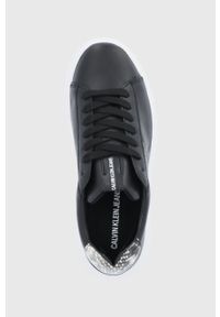 Calvin Klein Jeans Buty skórzane kolor czarny na platformie. Nosek buta: okrągły. Zapięcie: sznurówki. Kolor: czarny. Materiał: poliester, guma. Obcas: na platformie #3