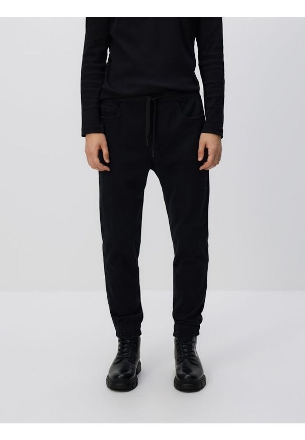 Reserved - Jeansy jogger fit - czarny. Kolor: czarny
