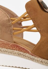 Born2be - Jasnobrązowe Sandały na Koturnie z Marszczoną Cholewką i Metaliczną Aplikacją Teodlar. Zapięcie: bez zapięcia. Kolor: brązowy. Materiał: jeans, len. Wzór: aplikacja. Sezon: lato. Obcas: na koturnie. Styl: boho. Wysokość obcasa: średni #5