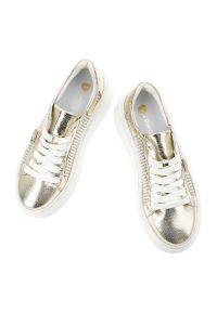 Sneakersy damskie Armodo, cholewka ze skóry naturalnej perforowana konstrukcja zapewniająca przewiewność klasyczne sznurowanie gruba stabilna podeszw. Okazja: na co dzień. Zapięcie: sznurówki. Kolor: złoty. Materiał: skóra. Szerokość cholewki: normalna. Wzór: ażurowy. Sezon: wiosna, lato. Styl: klasyczny #4