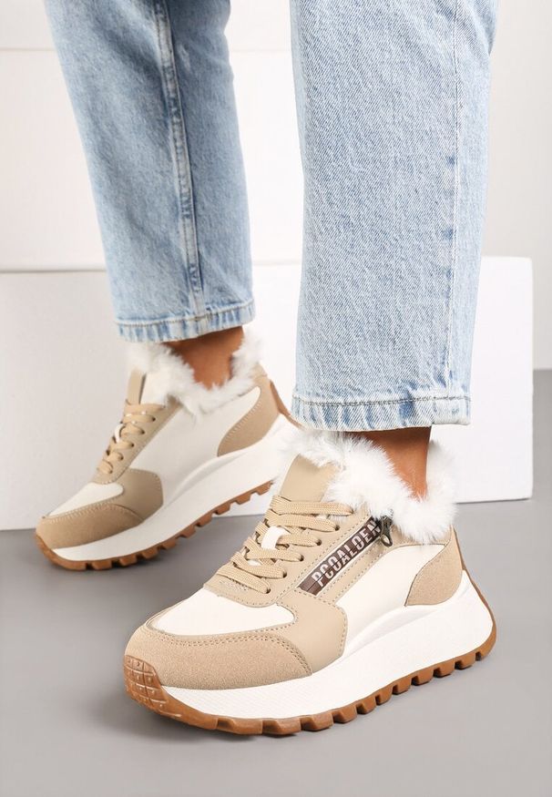 Renee - Beżowe Sneakersy na Platformie z Napisem Sznurowaniem i Futerkiem Vazina. Okazja: na co dzień. Zapięcie: sznurówki. Kolor: beżowy. Materiał: futro. Wzór: napisy. Obcas: na platformie