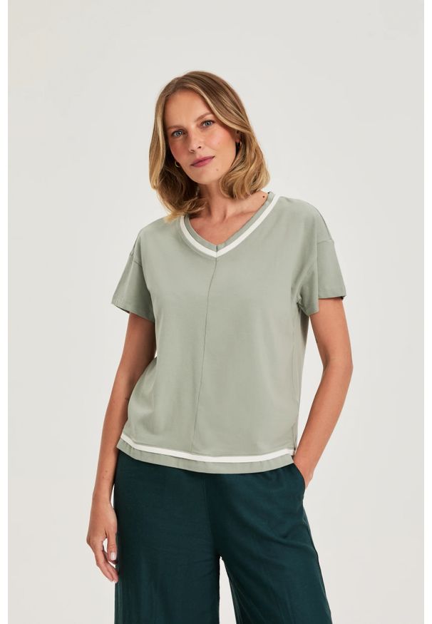 MOODO - Bluzka z dekoltem w serek oliwkowa. Typ kołnierza: dekolt w serek. Kolor: oliwkowy. Materiał: elastan, bawełna