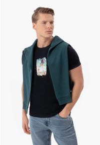 Volcano - T-shirt z wakacyjnym printem T-CHILMOON. Okazja: na plażę. Materiał: bawełna, materiał. Długość rękawa: krótki rękaw. Długość: krótkie. Wzór: nadruk. Sezon: lato. Styl: wakacyjny #1