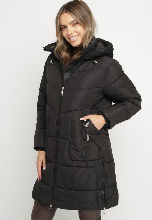 Born2be - Czarna Kurtka Pikowana z Kapturem i Suwakami po Bokach Lindrie. Okazja: na spacer, na co dzień. Typ kołnierza: kaptur. Kolor: czarny. Materiał: dzianina, jeans, poliester. Długość: długie. Styl: casual