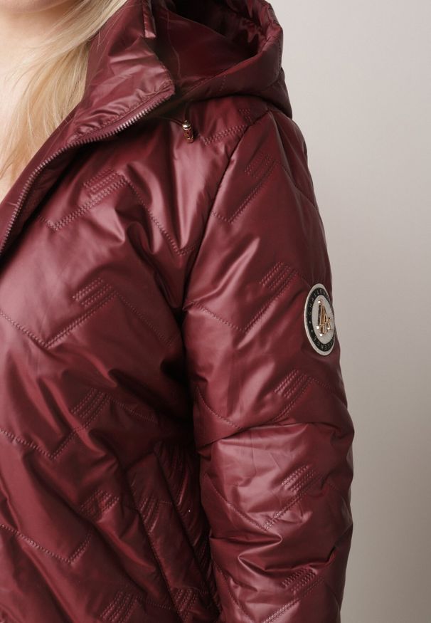 Born2be - Bordowa Pikowana Kurtka Przejściowa o Prostym Kroju z Kapturem Vimoris. Okazja: na co dzień, na spacer. Typ kołnierza: kaptur. Kolekcja: plus size. Kolor: czerwony. Materiał: jeans, poliester. Styl: casual, elegancki