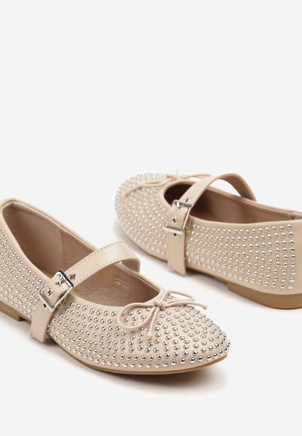 Renee - Beżowe Balerinki Mary Jane Ozdobione Kokardą i Cyrkoniami Lurisellia. Okazja: na co dzień. Zapięcie: sprzączka. Kolor: beżowy. Materiał: jeans. Wzór: aplikacja. Styl: elegancki, casual, wizytowy