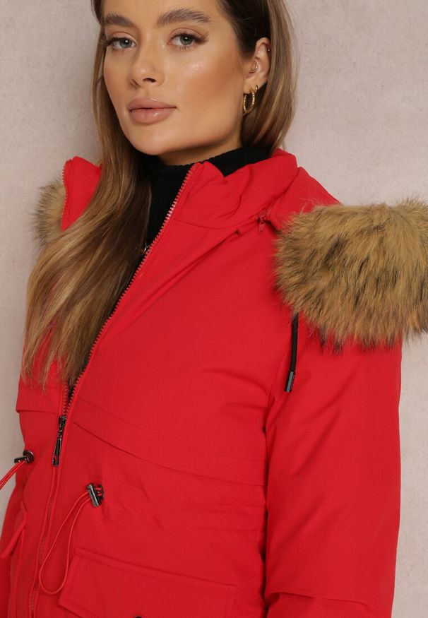 Renee - Czerwona Kurtka Parka z Odpinanym Kapturem i Futerkiem Veazee. Okazja: na co dzień. Kolor: czerwony. Materiał: futro. Sezon: zima. Styl: klasyczny, elegancki, casual
