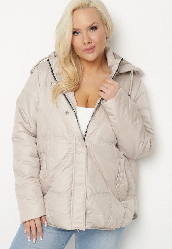 Born2be - Beżowa Pikowana Kurtka z Odpinanym Kapturem i Kieszeniami Vilbia. Okazja: na co dzień, na spacer. Kolekcja: plus size. Kolor: beżowy. Materiał: jeans, poliester. Styl: sportowy, elegancki, casual