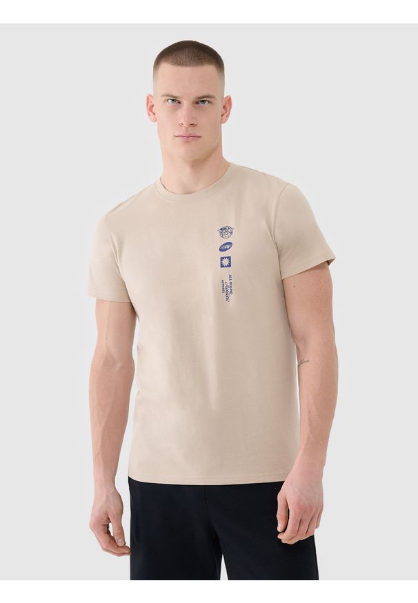 4f - 4F T-shirt regular z nadrukiem męski - beżowy XXL. Okazja: na co dzień. Kolor: beżowy. Materiał: bawełna, jersey, dzianina. Długość rękawa: krótki rękaw. Długość: krótkie. Wzór: nadruk. Styl: klasyczny, sportowy, casual