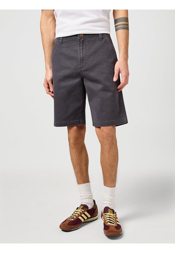 Wrangler - MESKIE SPODENKI WRANGLER CJ CHINO SHORTS FADED BLACK 112362922. Okazja: na spacer, na co dzień. Materiał: jeans, materiał, skóra, bawełna, elastan. Długość: do kolan. Sezon: lato. Styl: elegancki, casual, klasyczny