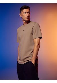 4f - 4F T-shirt regular gładki męski 4F x Robert Lewandowski - beżowy XXL. Okazja: na spacer, na co dzień. Kolor: beżowy. Materiał: jersey, bawełna, materiał, dzianina. Wzór: gładki. Sezon: lato. Styl: casual, klasyczny, sportowy #1