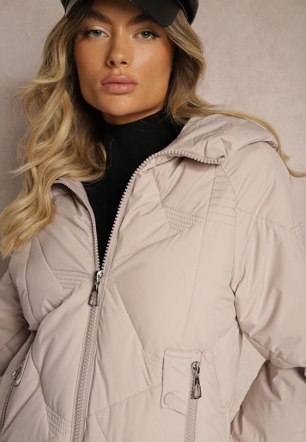 Renee - Jasnobeżowa Kurtka z Kapturem Ozdobiona Pikowaniem Lilora. Okazja: na co dzień, na spacer. Typ kołnierza: kaptur. Kolor: beżowy. Materiał: jeans. Wzór: aplikacja. Styl: elegancki, casual