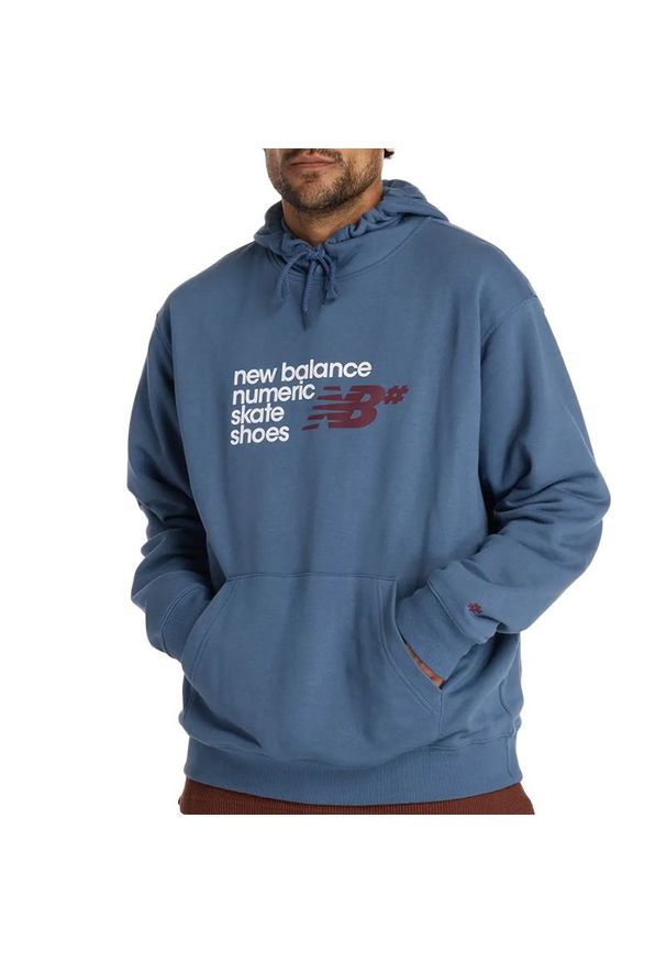 Bluza męska New Balance MT51954VTI - niebieska. Okazja: na co dzień. Typ kołnierza: kaptur. Kolor: niebieski. Materiał: poliester, bawełna, prążkowany. Styl: casual