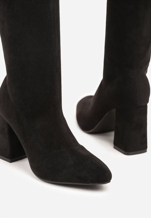 Renee - Czarne Dopasowane Kozaki Vices z Imitacji Zamszu na Słupkowym Obcasie Avvie. Okazja: na co dzień. Kolor: czarny. Materiał: zamsz. Obcas: na obcasie. Styl: casual. Wysokość obcasa: średni