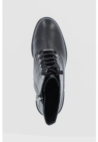 Calvin Klein Botki damskie kolor czarny na słupku. Nosek buta: okrągły. Zapięcie: sznurówki. Kolor: czarny. Materiał: skóra. Obcas: na słupku. Wysokość obcasa: średni #2