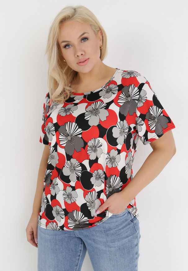 Born2be - Czerwona Bluzka Phoebippe. Okazja: na co dzień. Kolekcja: plus size. Kolor: czerwony. Materiał: tkanina. Długość rękawa: krótki rękaw. Długość: krótkie. Wzór: kwiaty. Styl: casual