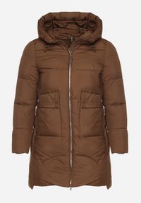 Born2be - Brązowa Długa Pikowana Kurtka z Nieodpinanym Kapturem Mevessia. Okazja: na co dzień. Kolor: brązowy. Materiał: jeans. Długość: długie. Styl: klasyczny, casual, elegancki #4