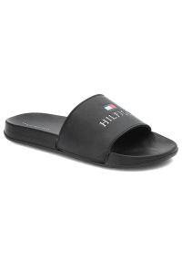 TOMMY HILFIGER - Czarne Klapki Tommy Hilfiger Modne Buty Na Lato. Okazja: na plażę. Kolor: czarny. Wzór: jodełka, nadruk. Sezon: lato. Styl: elegancki #1