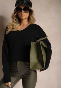 Renee - Czarny Sweter z Trójkątnym Dekoltem Vititana. Okazja: na spotkanie biznesowe, na co dzień. Kolor: czarny. Materiał: jeans. Wzór: aplikacja. Styl: casual, elegancki, biznesowy #4