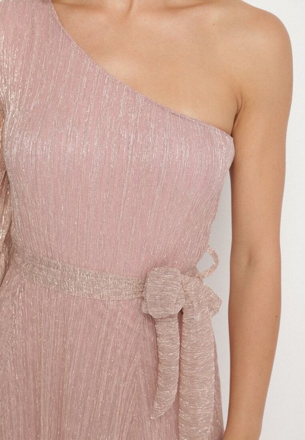 Born2be - Różowa Sukienka o Asymetrycznym Kroju Zdobiona Metaliczną Nicią Afellia. Kolor: różowy. Długość rękawa: długi rękaw. Wzór: aplikacja. Typ sukienki: asymetryczne. Styl: klasyczny, elegancki