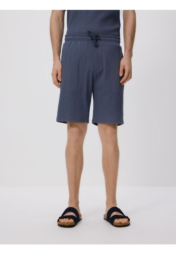 Reserved - Strukturalne szorty regular - granatowy. Kolor: niebieski. Materiał: dzianina, bawełna