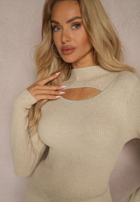 Renee - Beżowy Prążkowany Golf z Dekoltem Ozdobionym Cyrkoniami i Wycięciem Meriannes. Okazja: na co dzień. Typ kołnierza: golf. Kolor: beżowy. Materiał: prążkowany. Wzór: aplikacja. Styl: casual, elegancki #4