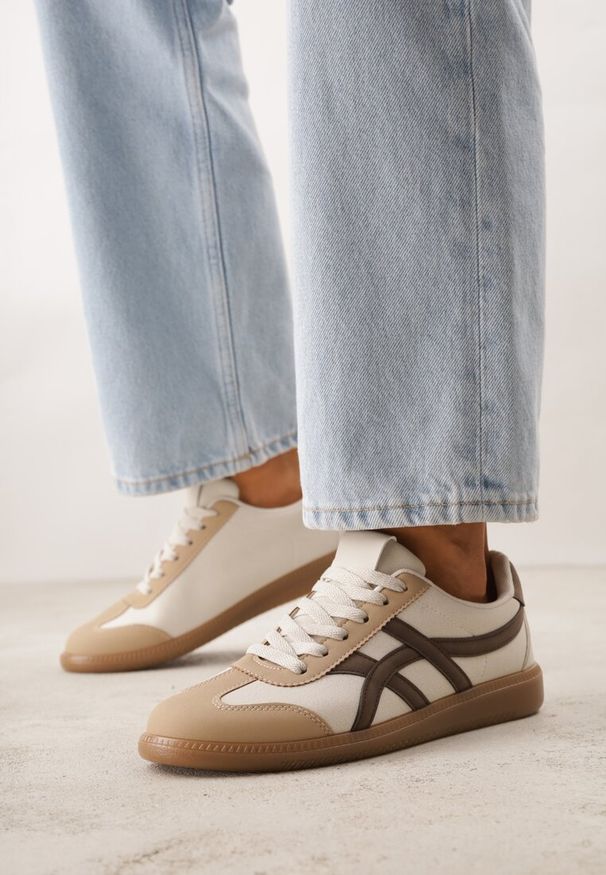 Renee - Beżowo-Brązowe Sneakersy w Stylu Tenisówek Ozdobione Geometrycznymi Paskami Zitora. Okazja: na co dzień. Zapięcie: pasek. Kolor: beżowy. Wzór: aplikacja, geometria