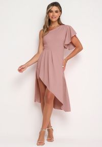 Born2be - Ciemnoróżowa Koktajlowa Sukienka Asymetryczna na Jedno Ramię z Falbankami Vimilora. Typ kołnierza: kołnierz z falbankami. Kolor: różowy. Materiał: materiał. Typ sukienki: asymetryczne. Styl: wizytowy #5