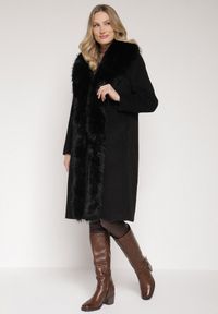 Born2be - Czarny Płaszcz Ozdobiony Odpinanym Futerkiem Lianossa. Okazja: na co dzień. Kolor: czarny. Materiał: futro. Wzór: aplikacja. Styl: klasyczny, casual #7