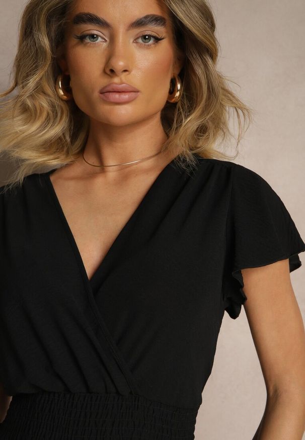 Renee - Czarny Kombinezon o Kopertowym Kroju z Gumką w Talii Martalia. Okazja: na imprezę, na co dzień. Kolor: czarny. Materiał: jeans. Długość rękawa: krótki rękaw. Długość: krótkie. Styl: casual, elegancki