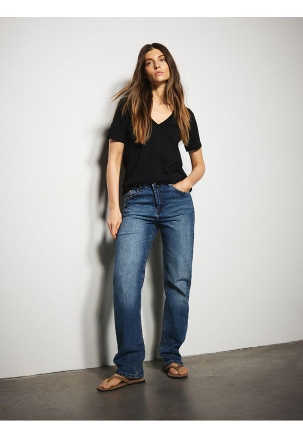 Reserved - T-shirt regular z dekoltem V - czarny. Kolor: czarny. Materiał: dzianina, bawełna