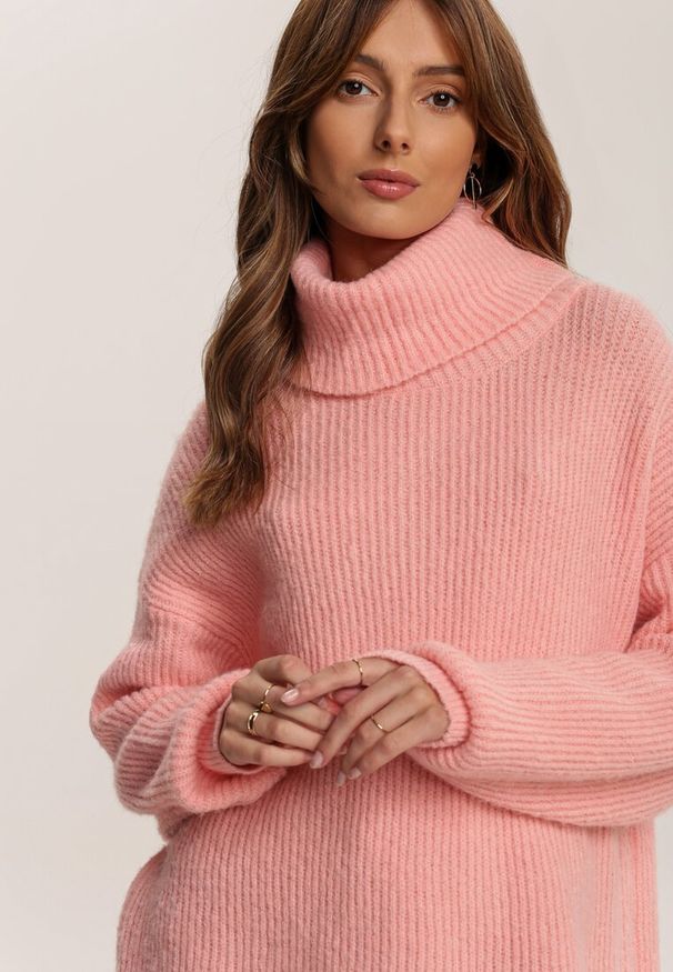 Renee - Łososiowy Golf Oversize Malia. Okazja: na co dzień. Typ kołnierza: golf. Kolor: różowy. Materiał: skóra, jeans, dzianina, wiskoza. Długość rękawa: długi rękaw. Długość: długie. Wzór: prążki, ze splotem. Styl: casual, klasyczny