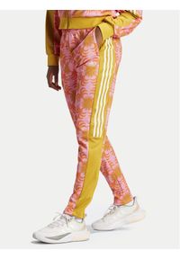 Adidas - adidas Spodnie dresowe FARM Rio IQ4493 Różowy Regular Fit. Kolor: różowy. Materiał: bawełna