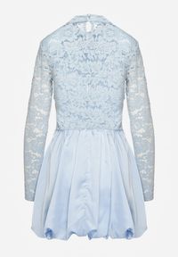 Renee - Niebieska Koronkowa Sukienka Bombka o Rozkloszowanym Kroju z Wycięciem Desoriel. Okazja: na co dzień, na ślub cywilny, na wesele. Kolor: niebieski. Materiał: koronka. Typ sukienki: bombki. Styl: casual, elegancki #3