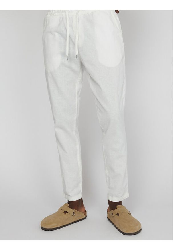 Matinique Spodnie materiałowe Barton 30206031 Biały Regular Fit. Kolor: biały. Materiał: bawełna, len