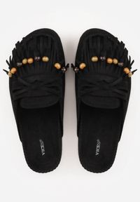 Renee - Czarne Klapki VICES Mule Ozdobione Frędzlami Koralikami i Kokardą Eathelena. Okazja: na plażę. Kolor: czarny. Wzór: aplikacja. Sezon: lato #5