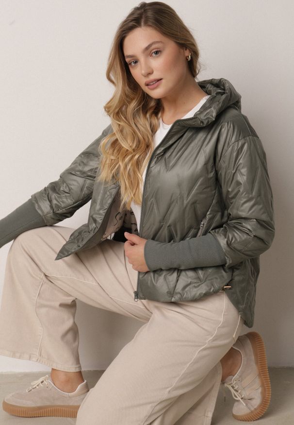 Born2be - Zielona Kurtka z Kapturem Pikowana z Materiałowymi Wykończeniami Sofie. Okazja: na co dzień. Typ kołnierza: kaptur. Kolor: zielony. Materiał: materiał. Styl: casual