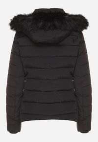 Born2be - Czarna Pikowana Kurtka o Taliowanym Kroju z Kapturem i Futerkiem Saginia. Okazja: na co dzień. Typ kołnierza: kaptur. Kolor: czarny. Materiał: futro. Długość rękawa: długi rękaw. Długość: długie. Styl: casual, elegancki #5