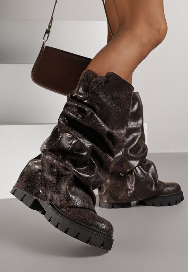 Renee - Brązowe Botki na Platformie Ozdobione Wywiniętą Cholewką Nenalea. Kolor: brązowy. Materiał: skóra, jeans. Szerokość cholewki: normalna. Wzór: aplikacja. Obcas: na platformie. Styl: klasyczny