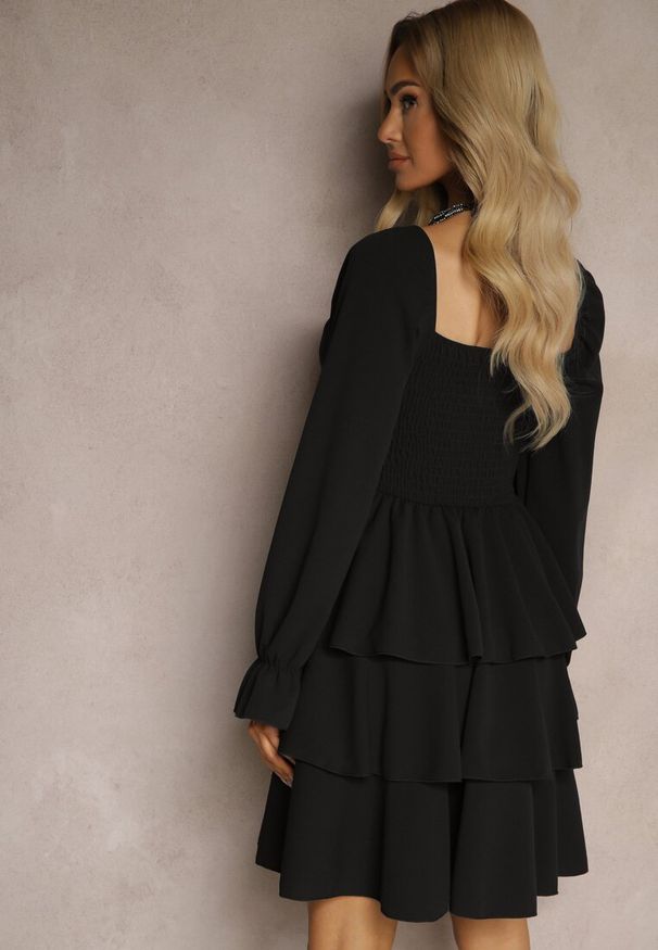 Renee - Czarna Sukienka o Rozkloszowanym Kroju z Falbanami i Bufiastymi Rękawami Semiella. Okazja: na imprezę, na randkę. Kolor: czarny. Styl: elegancki