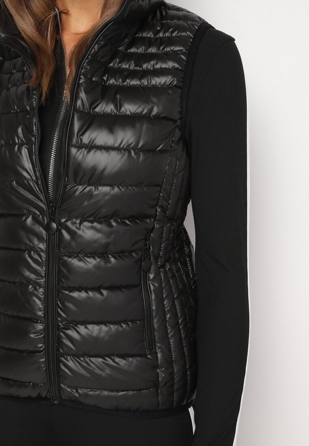 Born2be - Czarna Kamizelka Pikowana z Kieszonkami i Wysokim Kołnierzem Kendiana. Kolor: czarny