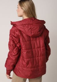 Born2be - Czerwona Przejściowa Kurtka Pikowana z Kapturem i Napisami na Rękawach Althone. Okazja: na co dzień. Typ kołnierza: kaptur. Kolor: czerwony. Materiał: poliester. Wzór: napisy. Styl: casual #3
