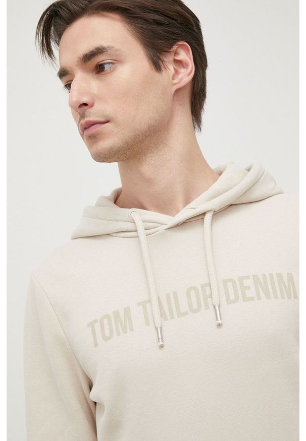 Tom Tailor Bluza męska kolor beżowy z kapturem z nadrukiem. Okazja: na co dzień. Typ kołnierza: kaptur. Kolor: beżowy. Materiał: dzianina, bawełna. Wzór: nadruk. Styl: casual