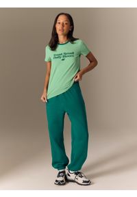 4f - 4F T-shirt regular z nadrukiem damski - zielony S. Okazja: na co dzień. Kolor: zielony. Materiał: skóra, materiał. Wzór: nadruk. Styl: casual #2